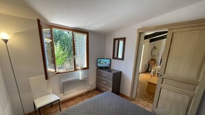 1 bedroom - Charming Villa with Terrace, Near Beach, Pool Access - Sleeps 6 (Saint-Cyprien)