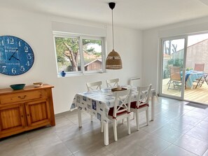 Dining - Spacious Renovated House with Terrace, Garden, 300m to Sea, Quiet Area, WiFi (Bretignolles-sur-Mer)