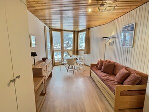 TV - Sunny studio for 4 in Val d'Isère, pets allowed (Val-d'Isère)
