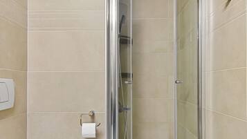 Deluxe Apartment | Bathroom