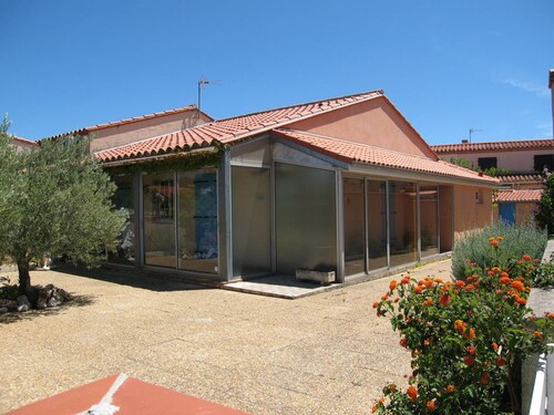 Traditional 4-Room Villa, A/C, WiFi, 10 Sleeps, Garden, Near Beach, Pet-Friendly