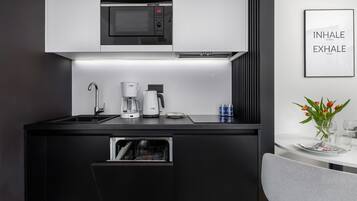 Kühlschrank, Mikrowelle, Herdplatte, Geschirrspüler