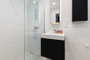 Dusche, Haartrockner, Handtücher, Shampoo