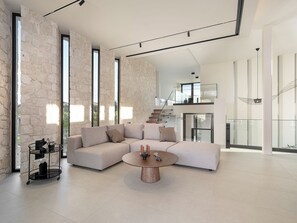 Villa Design | Coin séjour | TV connectée de 65 pouces avec chaînes par satellite, télévision