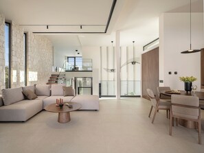 Villa Design | Coin séjour | TV connectée de 65 pouces avec chaînes par satellite, télévision