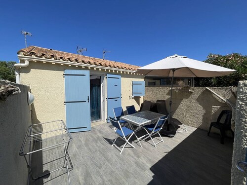 Cozy Air-Conditioned Villa with Terrace, Close to Beach and Shops, Pet-Friendly, Parking Included