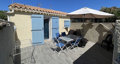 Cozy Air-Conditioned Villa with Terrace, Close to Beach and Shops, Pet-Friendly, Parking Included