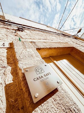 Exterior detail - Casa Savi Ostuni townhouse with sea view terrace (Ostuni)