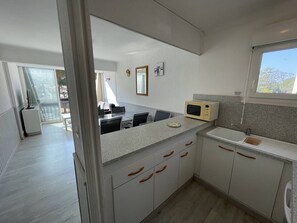 Fridge, microwave, oven - Two-room apartment, 4 beds, near the port and beach, with parking and park view, pet-friendly (Saint-Cyprien)