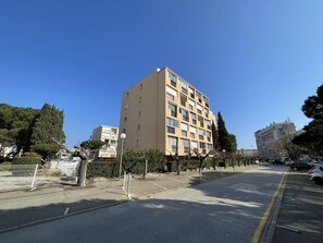 Exterior - Two-room apartment, 4 beds, near the port and beach, with parking and park view, pet-friendly (Saint-Cyprien)