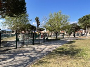 Property grounds - Two-room apartment, 4 beds, near the port and beach, with parking and park view, pet-friendly (Saint-Cyprien)