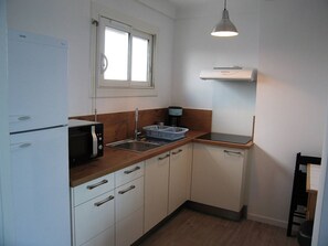 Kühlschrank, Mikrowelle, Herdplatte, Geschirrspüler