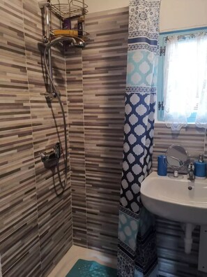 Doccia, asciugacapelli, bidet, asciugamani