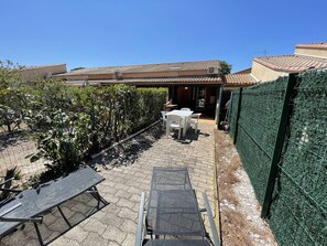 Outdoor dining - Cozy 2-BR Villa with Mezzanine, A/C, Terrace, 500m from Beach - Saint Cyprien (Saint-Cyprien)