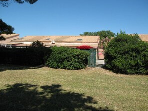 Exterior - Cozy 2-BR Villa with Mezzanine, A/C, Terrace, 500m from Beach - Saint Cyprien (Saint-Cyprien)