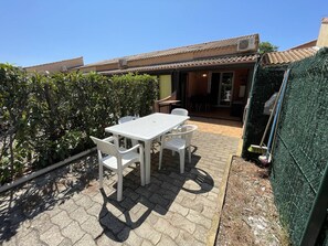 Outdoor dining - Cozy 2-BR Villa with Mezzanine, A/C, Terrace, 500m from Beach - Saint Cyprien (Saint-Cyprien)