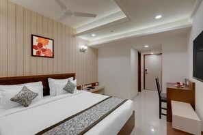 Deluxe Room | 1 bedroom, minibar, in-room safe, soundproofing