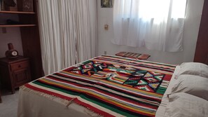 1 habitación, tabla de planchar con plancha, wifi gratis y ropa de cama 