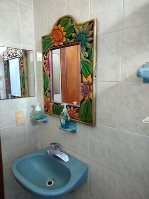 Dusj, hårføner, håndklær og såpe