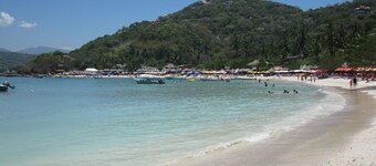 1 Bedroom apartment, A/C, kitchen, 1 block from Playa La Ropa