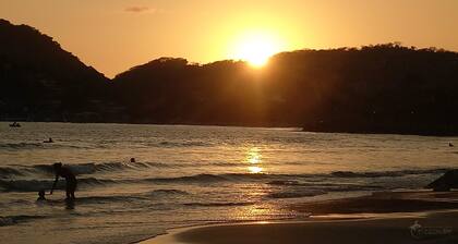 1 Bedroom apartment, A/C, kitchen, 1 block from Playa La Ropa