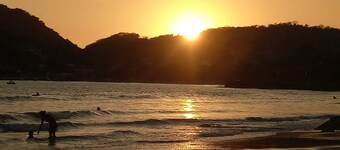 1 Bedroom apartment, A/C, kitchen, 1 block from Playa La Ropa