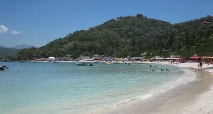 1 Bedroom apartment, A/C, kitchen, 1 block from Playa La Ropa