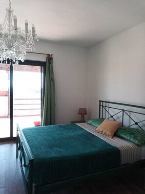 6 makuuhuonetta, työpöytä, silitysrauta/-lauta, vauvan matkasänky