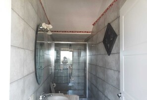 Hiustenkuivaaja, bidee, pyyhkeet