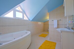 Classic Villa | Bathroom