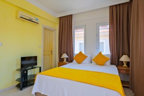 4 عدّة غرف نوم ومكواة/لوح كي وملاءات أسرّة