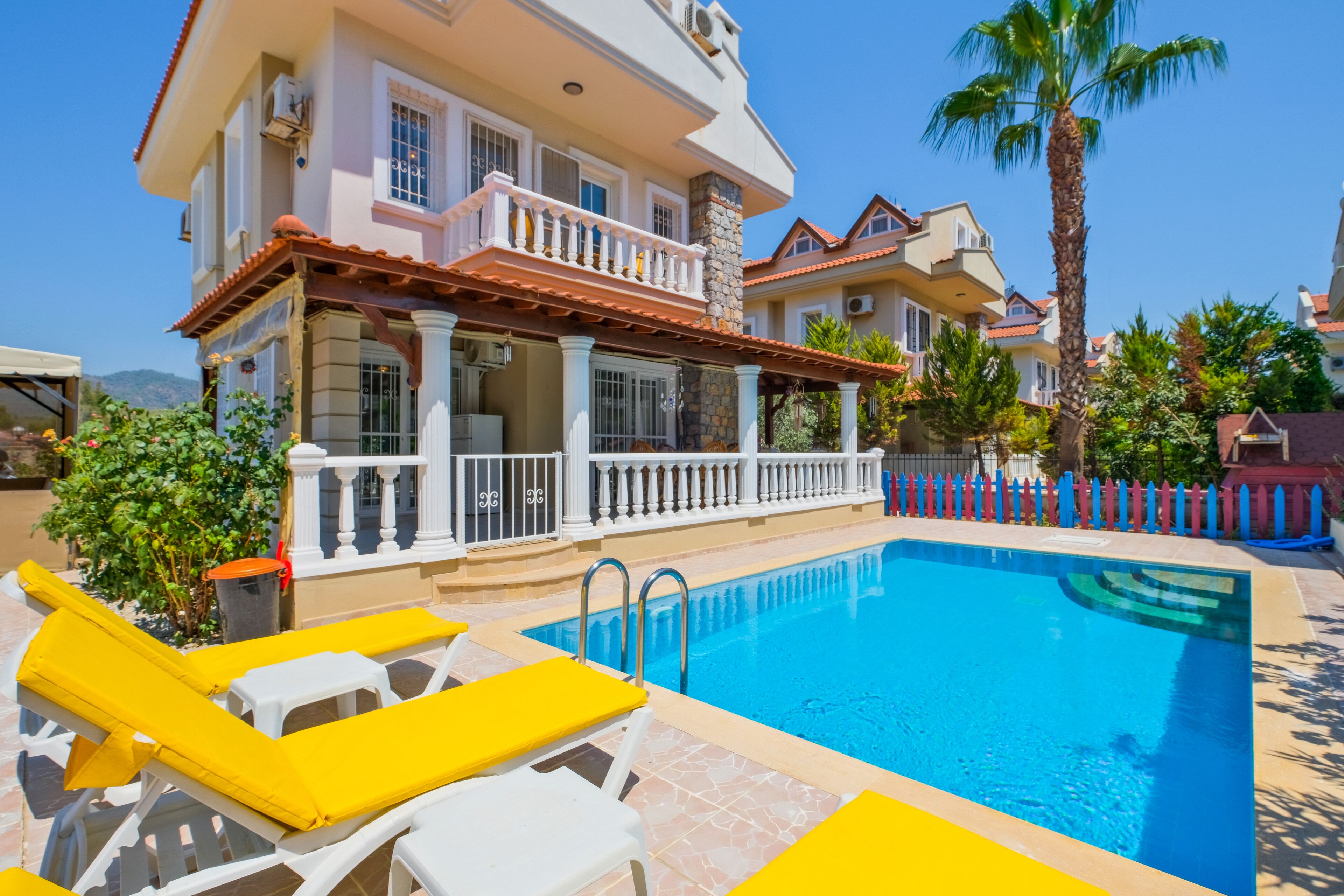 Kauden mukainen ulkouima-allas