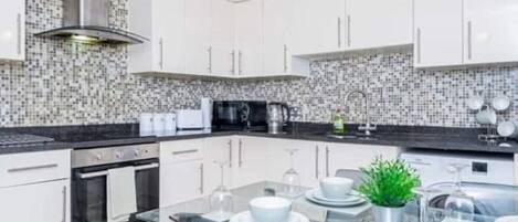 ثلاجة، ميكروويف، فرن، موقد طهي مسطح