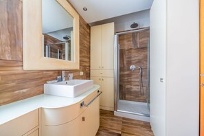 Douche, sèche-cheveux, bidet, serviettes fournies