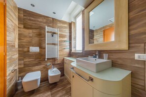 Doccia, asciugacapelli, bidet, asciugamani