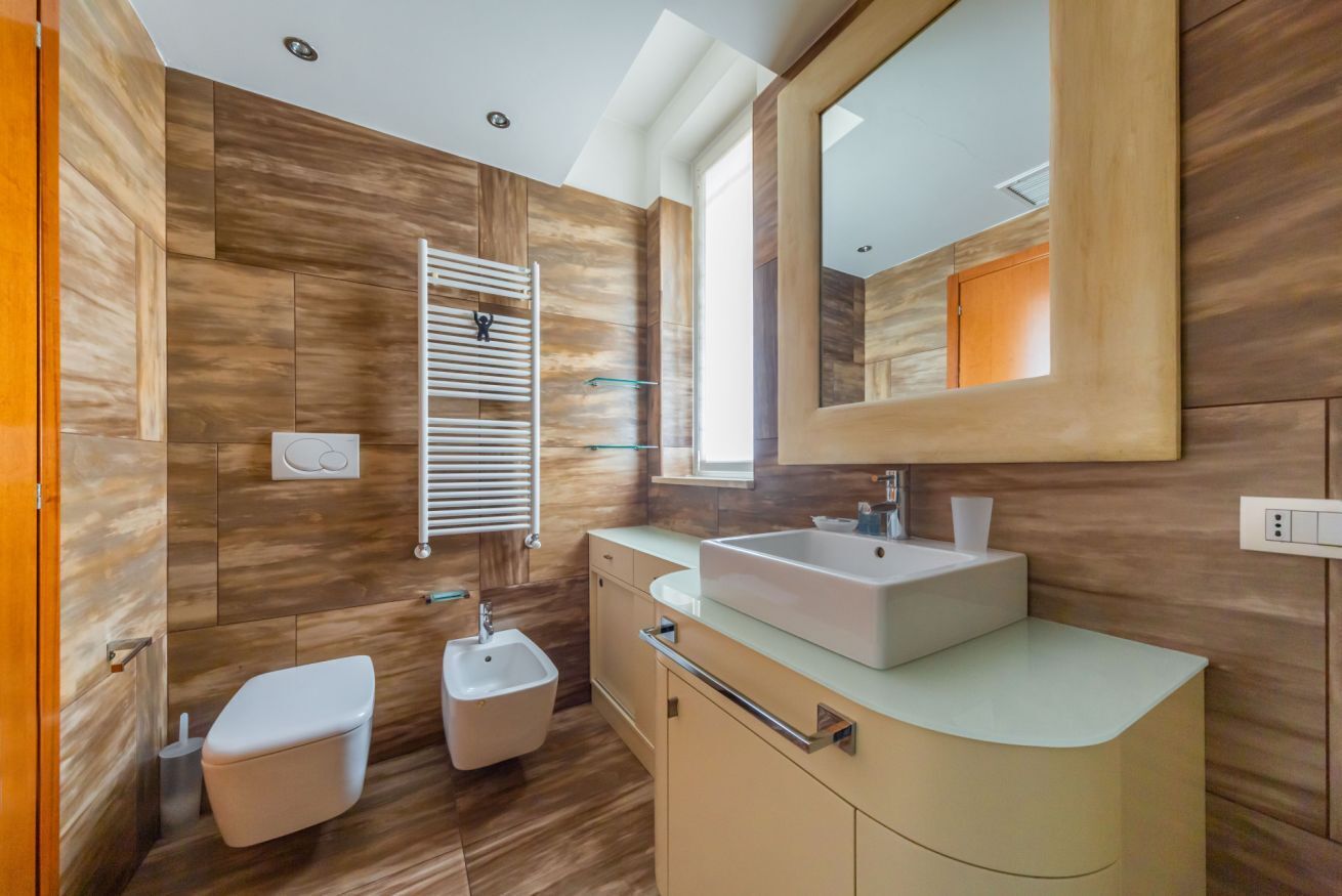 Een douche, een haardroger, een bidet, handdoeken