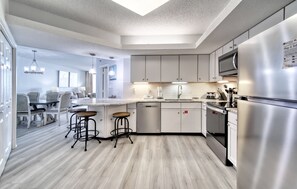 冰箱、微波炉、烤箱、炉灶