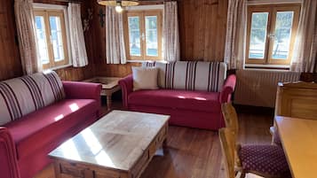 Tv, bordsfotboll och en stereo