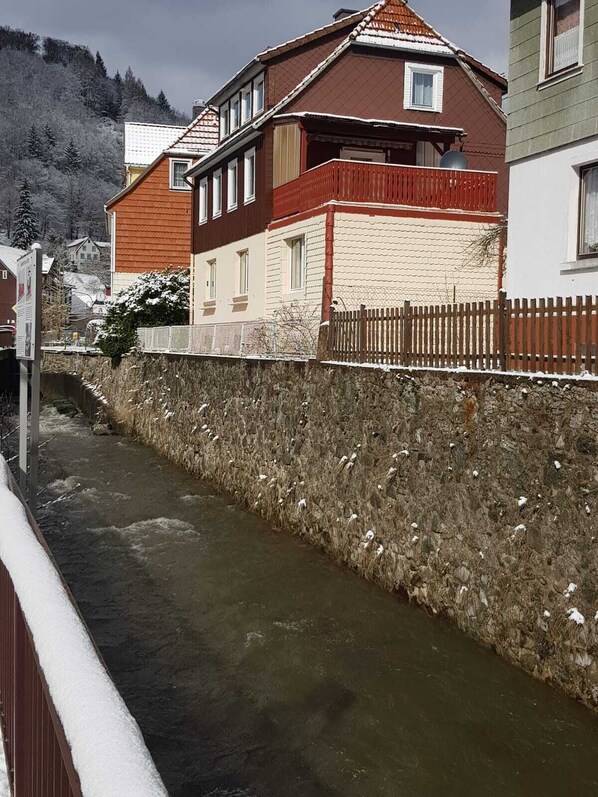 Exterior - Romantic vacation home with beautiful roof terrace with river view, garden, barbecue (Walkenried)