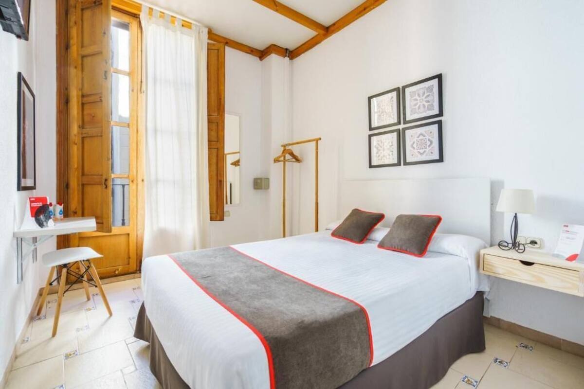 Premium Double Room | Desk, WiFi (free), bed sheets