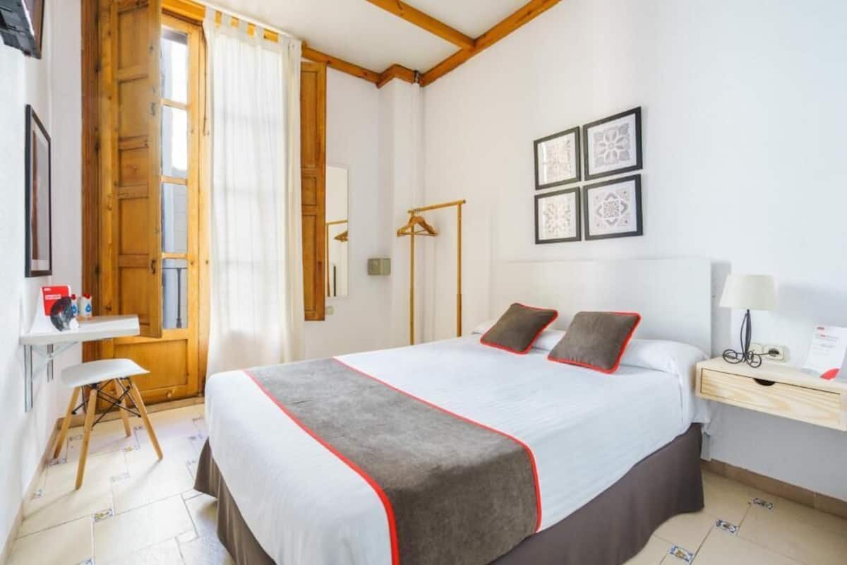 Escritorio, wifi gratis y ropa de cama