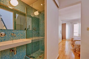 Badewanne, Haartrockner, Handtücher