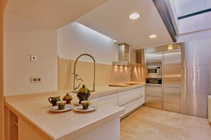 Een koelkast, een magnetron, een oven, een kookplaat