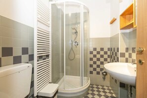 Douche, sèche-cheveux, serviettes fournies