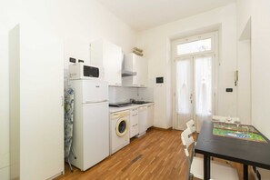 Kjøleskap, mikrobølgeovn, kokeplater og oppvaskmaskin