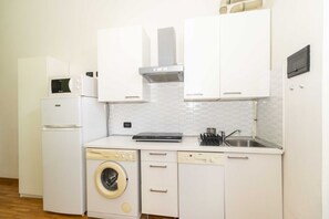 Réfrigérateur, micro-ondes, plaque de cuisson, lave-vaisselle