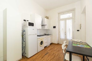 Refrigerador, microondas, placa de cocina, lavavajillas