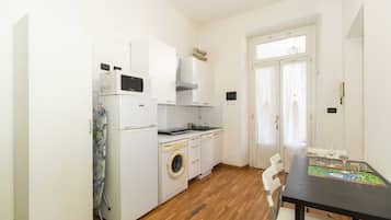 Kühlschrank, Mikrowelle, Herdplatte, Geschirrspüler