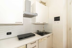 Een koelkast, een microgolfoven, een kookplaat, een vaatwasser