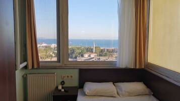 Basic Double Room | Laptop workspace